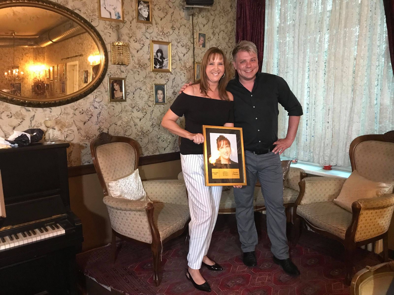 Marcel Kroll übergibt den Ehrenpreis an Marion Mewis