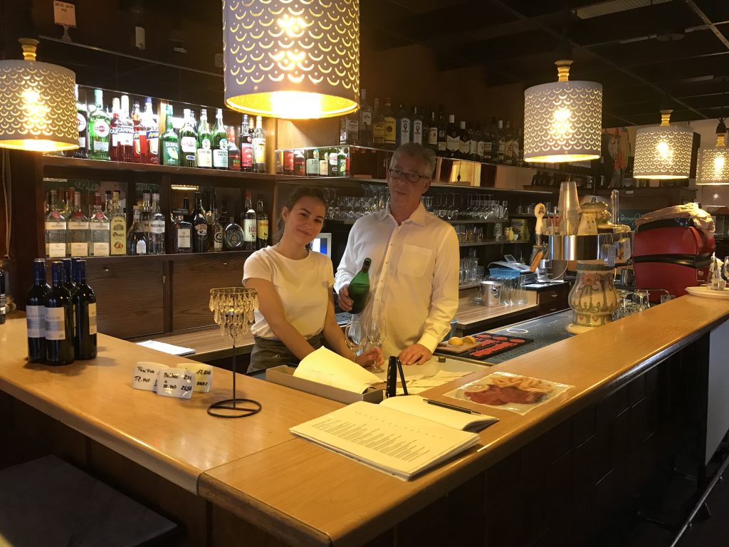 Die gute Stube oder der erste „Schnitzelnotdienst“ Berlins in der Pfalzburger Straße.