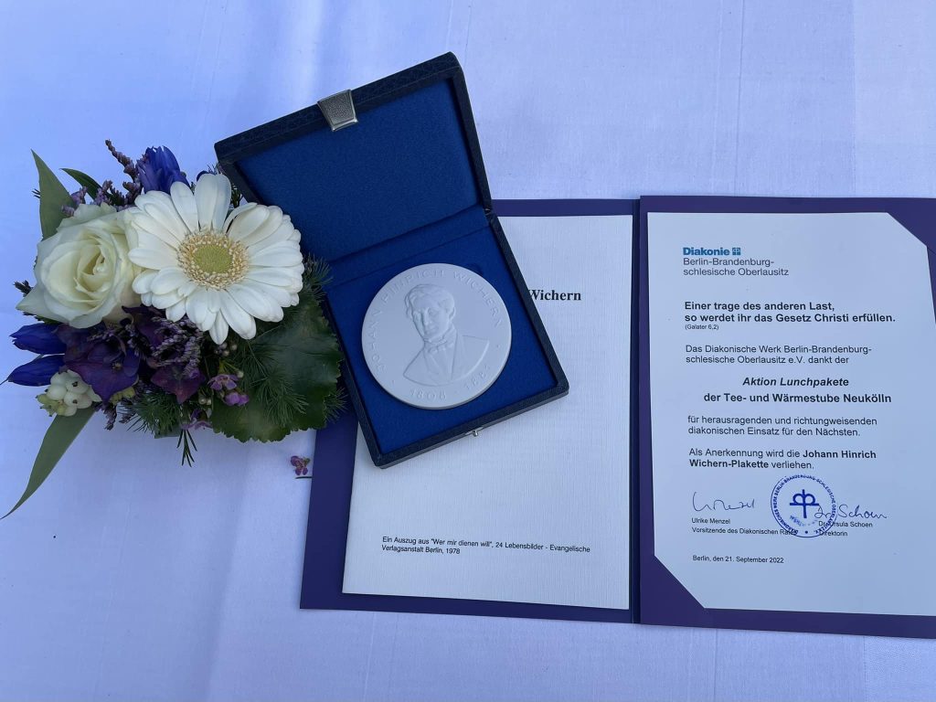 Verleihung der Wichern Plakette an die Aktion Lunchpakete der Tee und Wärmestube Neukölln