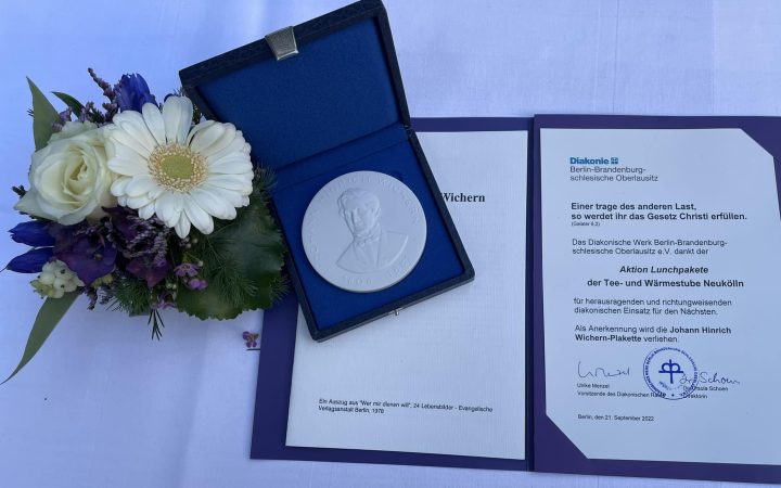 Verleihung der Wichern Plakette an die Aktion Lunchpakete der Tee und Wärmestube Neukölln